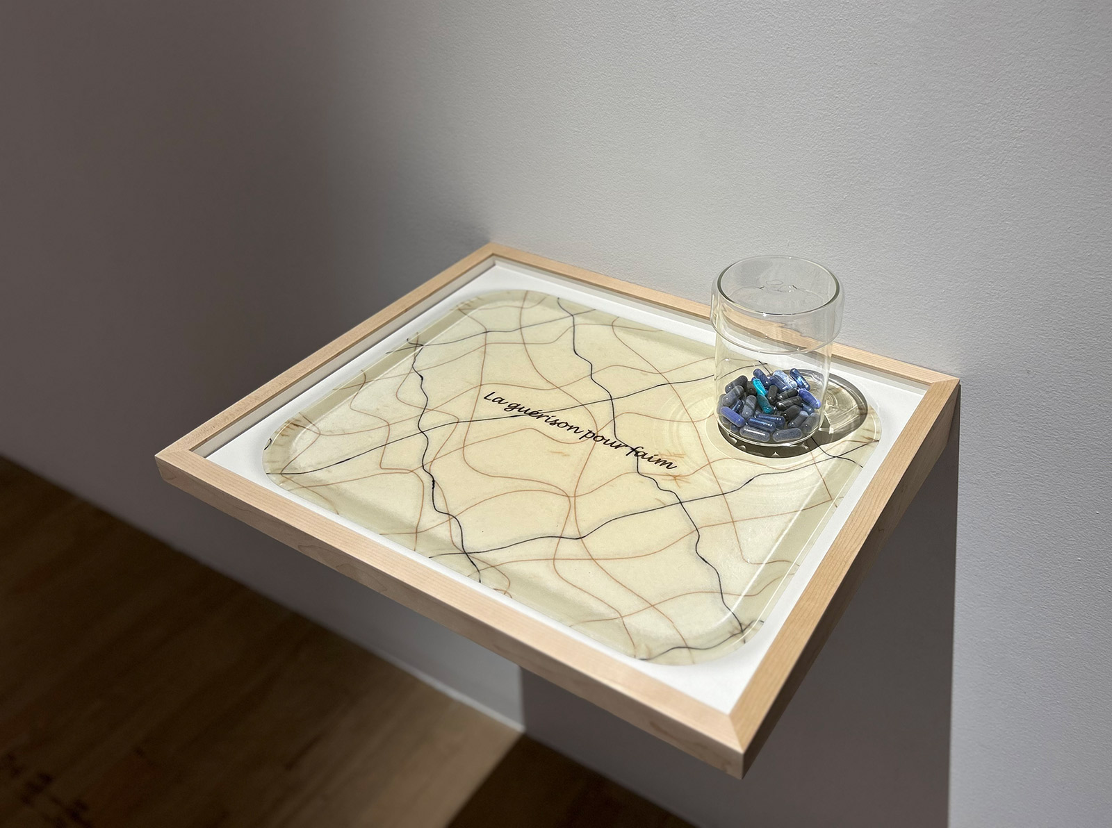 Plateau avec médicament, inscription 'Guérison pour faim'