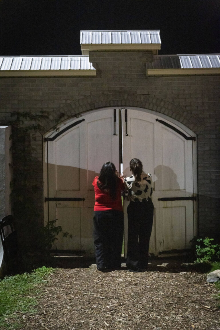 Actions rituelles, conférence performative et gestes de gratitude des commissaires, ORANGE – Faim de rituel, EXPRESSION, église et cour du monastère, journées d’OUVERTURE, TOUJOURS LE CŒUR et FERMETURE, 22 juin, 23 août et 20 septembre 2025. Photo : Josée Lecompte