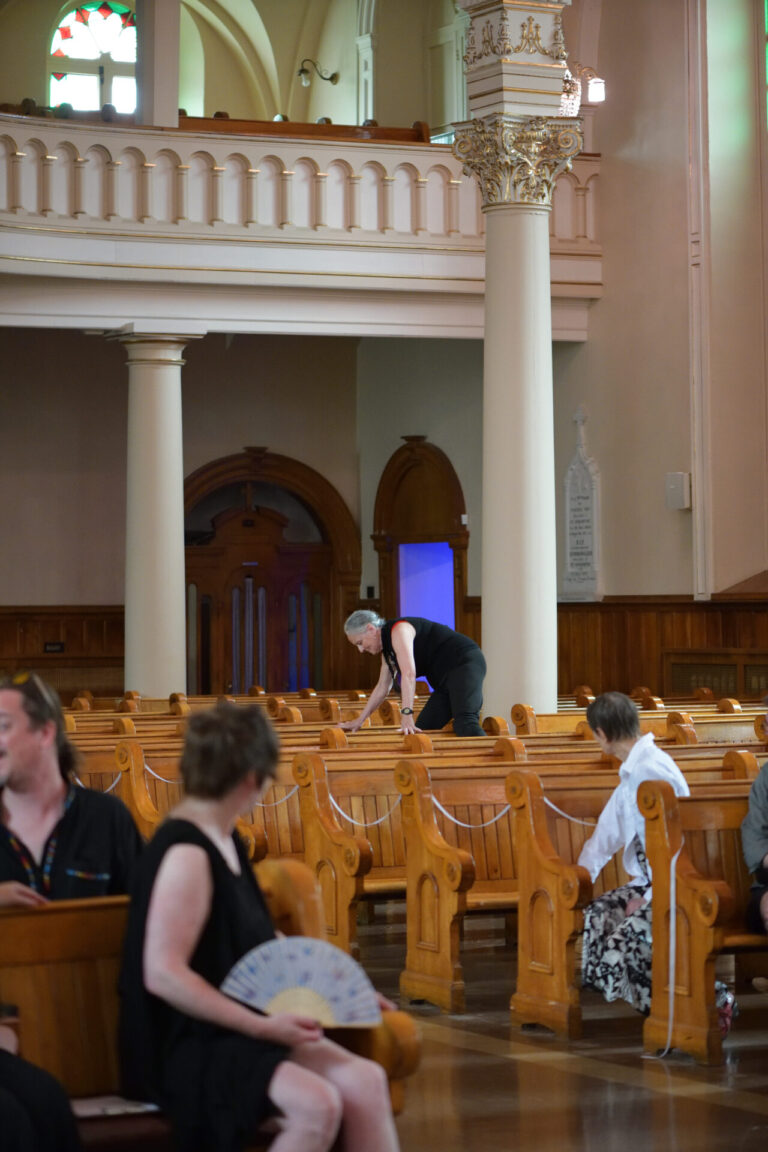 Sylvie Tourangeau, Le rituel est à nous, conférence performative participative, église, 12 juillet 2025, 40 min. Photo : Étienne Boucher