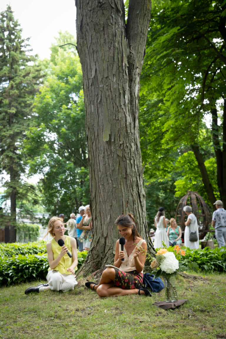 Sarah Boutin et Catherine Anne Laranjo, Les digéreuses, 2025, lecture d’extraits d’une correspondance épistolaire lors de l’OUVERTURE. Photo : Josée Lecompte
