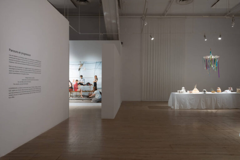 Jacynthe Carrier, Pièces montées, 2014-2025, installation d’une fresque photographique, impression jet d’encre, 90 x 228 pouces. Photo : Paul Litherland (à droite : Laura Bayet et Thérèse Chabot)