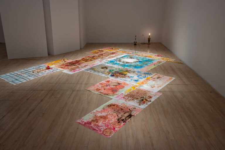 Nadège Grebmeier Forget, Retracer, Mouvoir, Graver, Cuisiner 2172-A, 2025, performance picturale réalisée en privé le 4 juin 2025 dans la salle d’EXPRESSION avec plus d’une quarantaine de matières (poudre de cannelle, cerise au marasquin, colorant alimentaire, détritus de brosse à cheveux de l’artiste, mélasse de fantaisie, melon miel, paillettes, etc.), durée : 10 h. Photo : Paul Litherland