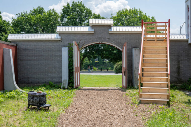 La Famille Plouffe, R’monter en haut!, 2025, installation en nature, poêle à bois, escalier, objets rencontrés et apprivoisés. Photo : Paul Litherland