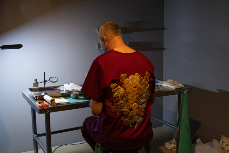 Yannick De Serre, fabrication et partage de capsules médicamenteuses dans son installation-laboratoire La guérison pour faim, EXPRESSION, 23 août (2 heures) et 20 septembre (3 heures) 2025. Photo : Annie France Leclerc