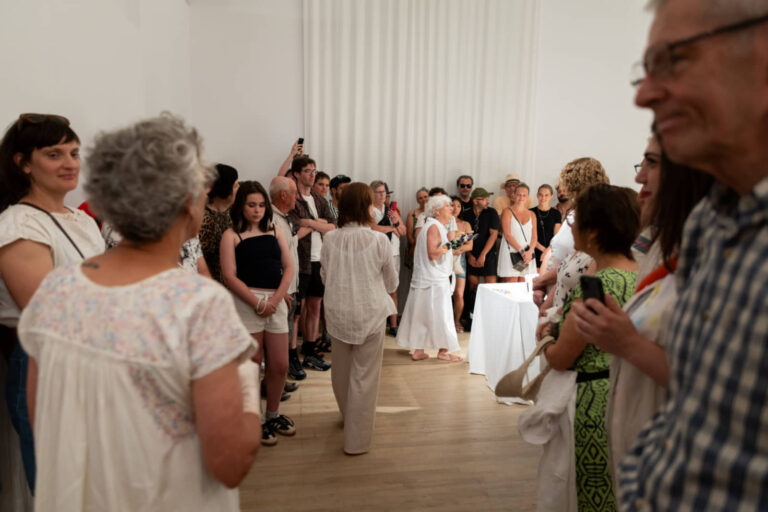 Laura Bayet et Thérèse Chabot, action performative, EXPRESSION, 22 juin 2025, durée : 15 min. Photo : Josée Lecompte