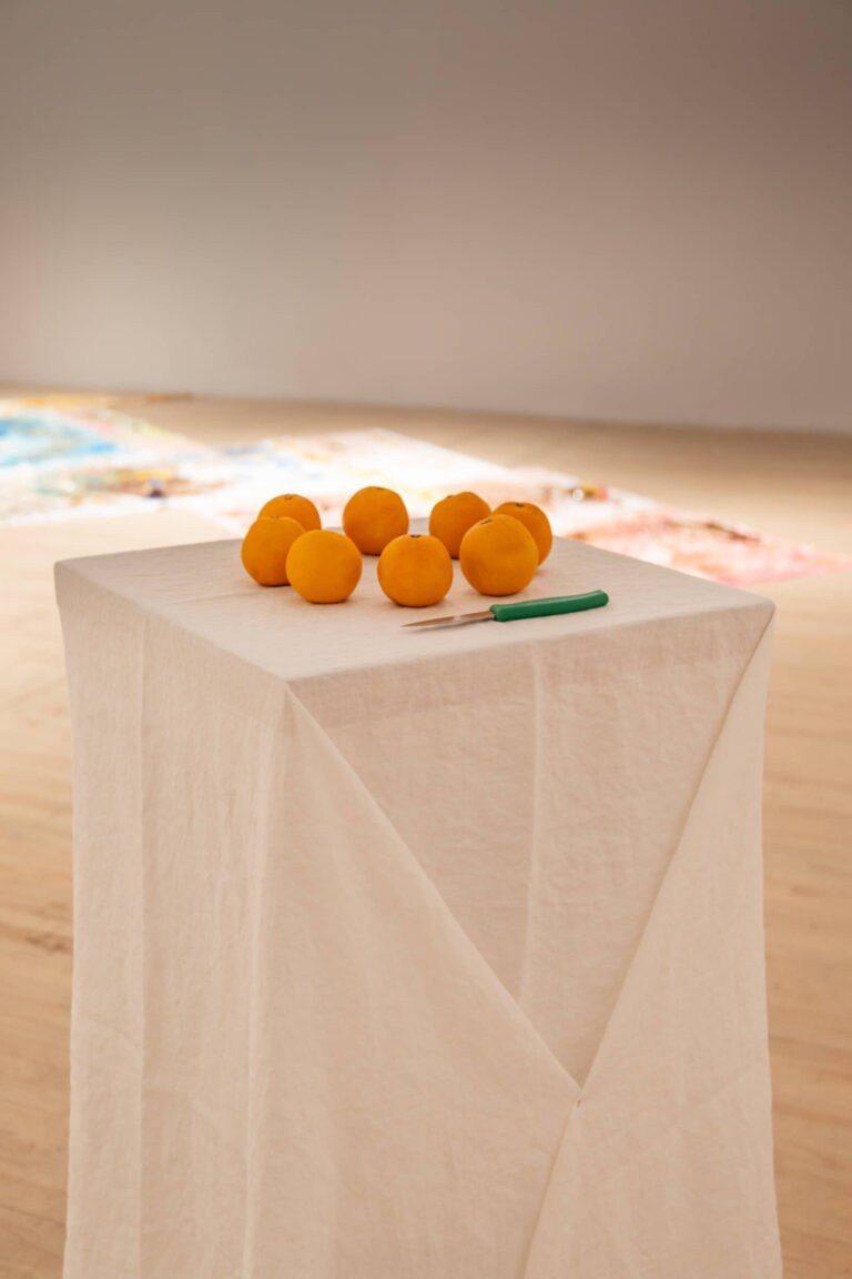 Actions rituelles, conférence performative et gestes de gratitude des commissaires, ORANGE – Faim de rituel, EXPRESSION, église et cour du monastère, journées d’OUVERTURE, TOUJOURS LE CŒUR et FERMETURE, 22 juin, 23 août et 20 septembre 2025. Photo : Annie France Leclerc