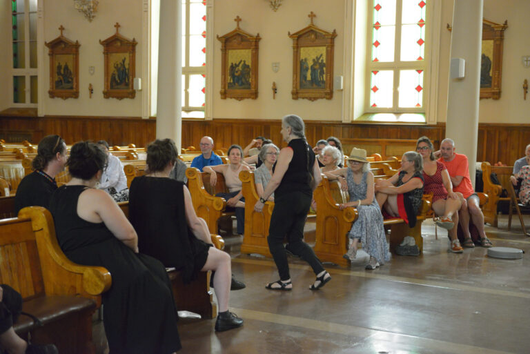 Sylvie Tourangeau, Le rituel est à nous, conférence performative participative, église, 12 juillet 2025, 40 min. Photo : Étienne Boucher