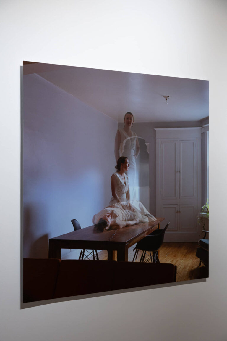 Kate Hutchinson, Printemps (gauche) et Automne (droite), de la série Seasons of Separation, 2017-2020, impressions jet d'encre marouflées sur aluminium, 50 x 50 pouces et 10 x 10 pouces. Photo : Annie France Leclerc