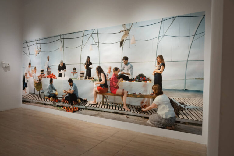 Jacynthe Carrier, Pièces montées, 2014-2025, installation d’une fresque photographique, impression jet d’encre, 90 x 228 pouces. Photo : Paul Litherland
