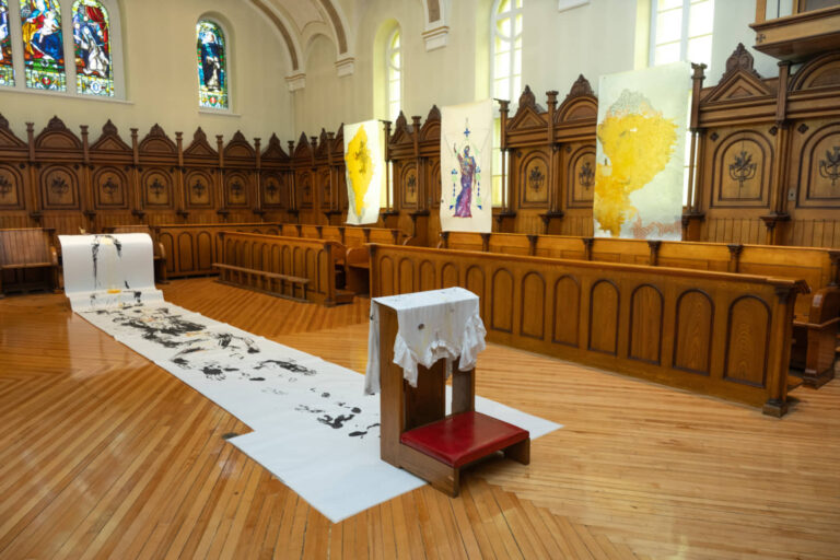 Farzaneh et Mancy Rezaei, Offrande au safran, 2025, six dessins, trois par sœur, encre et pigment naturel du safran sur papier japonais (Farzaneh), encre et gouache sur papier japonais (Mancy). Au sol le résultat d’une performance réalisée à l’église lors de l’OUVERTURE le 22 juin 2025. Photo : Paul Litherland (vues d’ensemble et partielle)