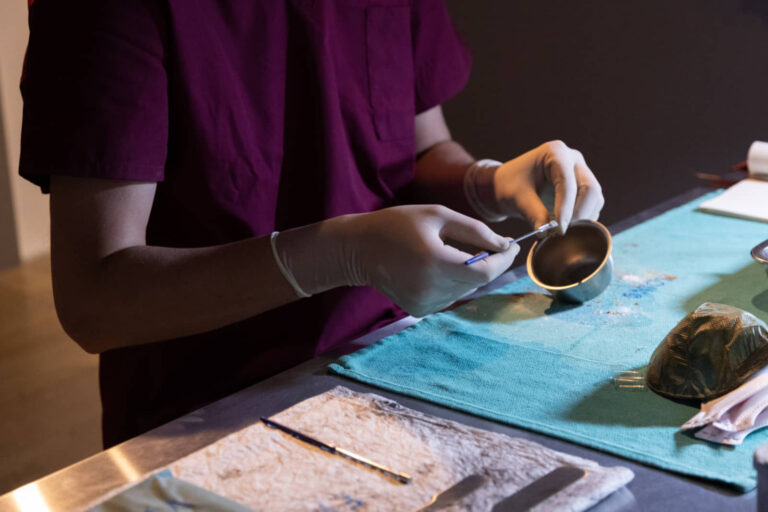 Yannick De Serre, fabrication et partage de capsules médicamenteuses dans son installation-laboratoire La guérison pour faim, EXPRESSION, 23 août (2 heures) et 20 septembre (3 heures) 2025. Photo : Annie France Leclerc