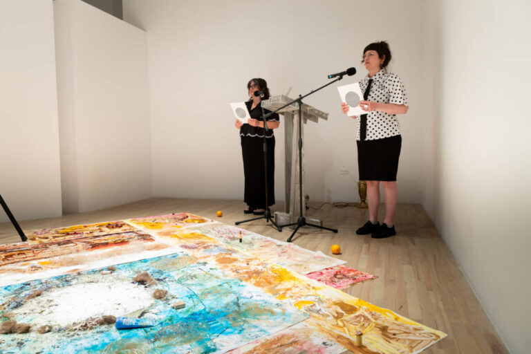 Actions rituelles, conférence performative et gestes de gratitude des commissaires, ORANGE – Faim de rituel, EXPRESSION, église et cour du monastère, journées d’OUVERTURE, TOUJOURS LE CŒUR et FERMETURE, 22 juin, 23 août et 20 septembre 2025. Photo : Josée Lecompte