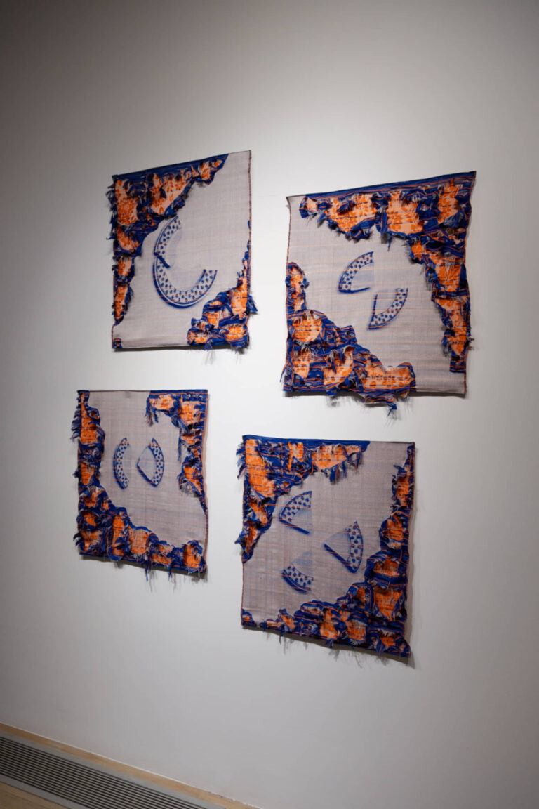 Agathe Dessaux, 300, rue de l’Égalité, 2025, installation, textile et porcelaine, tissage Jacquard, fils de coton, assiettes du service à vaisselle de son enfance, perles de verre. Photo : Annie France Leclerc