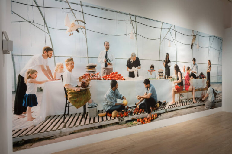 Jacynthe Carrier, Pièces montées, 2014-2025, installation d’une fresque photographique, impression jet d’encre, 90 x 228 pouces. Photo : Paul Litherland