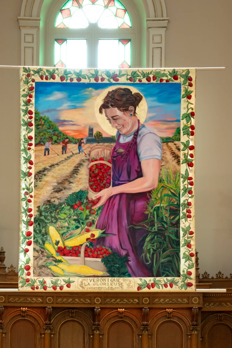 Christine LeBlanc, Les icônes au féminin – le rituel dans le milieu agricole, 2025, huile et feuille d’or sur trois toiles non montées, 6 x 8 pieds chacune. Photo : Paul Litherland