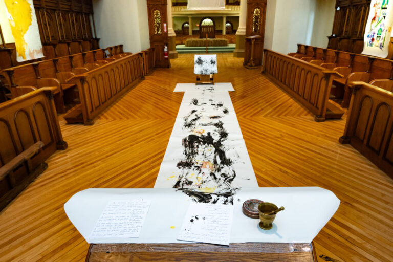 Farzaneh et Mancy Rezaei, Offrande au safran, 2025, six dessins, trois par sœur, encre et pigment naturel du safran sur papier japonais (Farzaneh), encre et gouache sur papier japonais (Mancy). Au sol le résultat d’une performance réalisée à l’église lors de l’OUVERTURE le 22 juin 2025. Photo : Paul Litherland (vues d’ensemble et partielle)