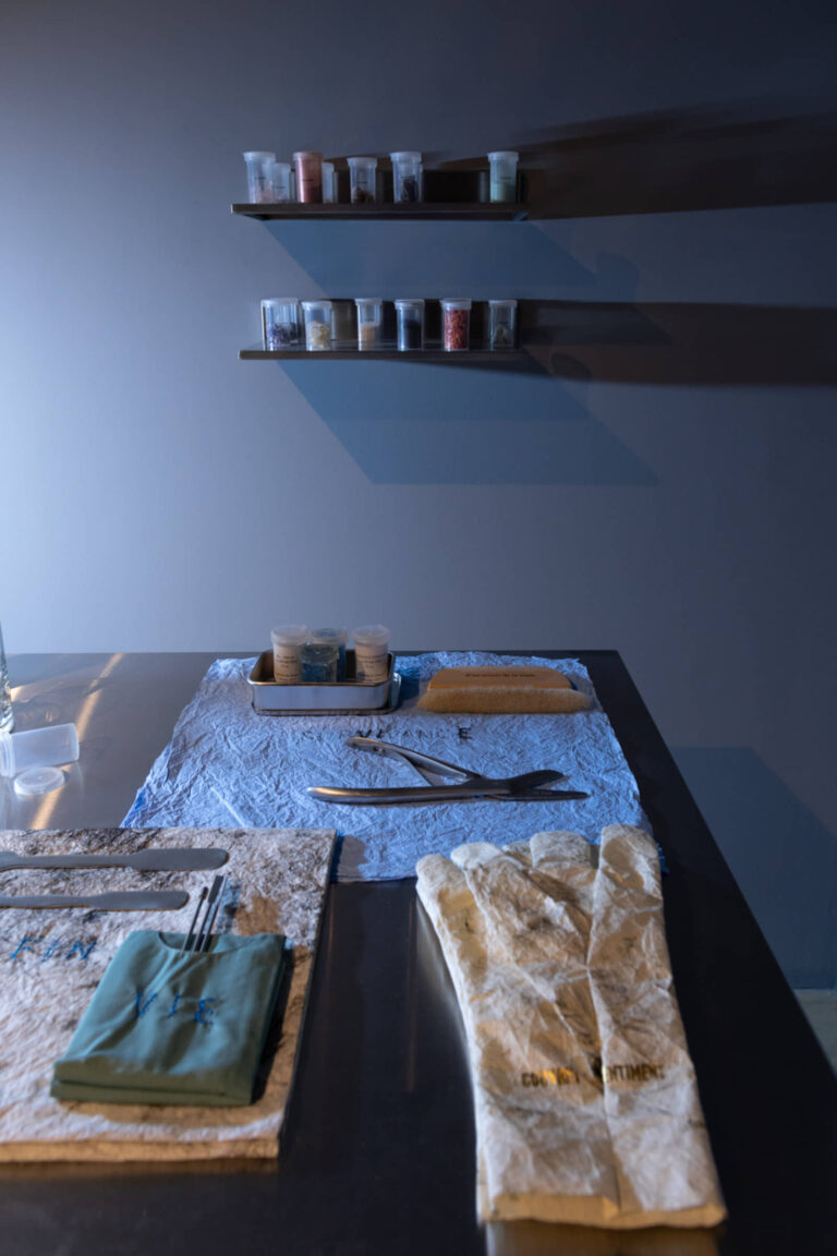 Yannick De Serre, La guérison pour faim, 2025, installation-laboratoire performatif et évolutif, matériaux artistiques et accessoires médicaux divers. Photo : Annie France Leclerc