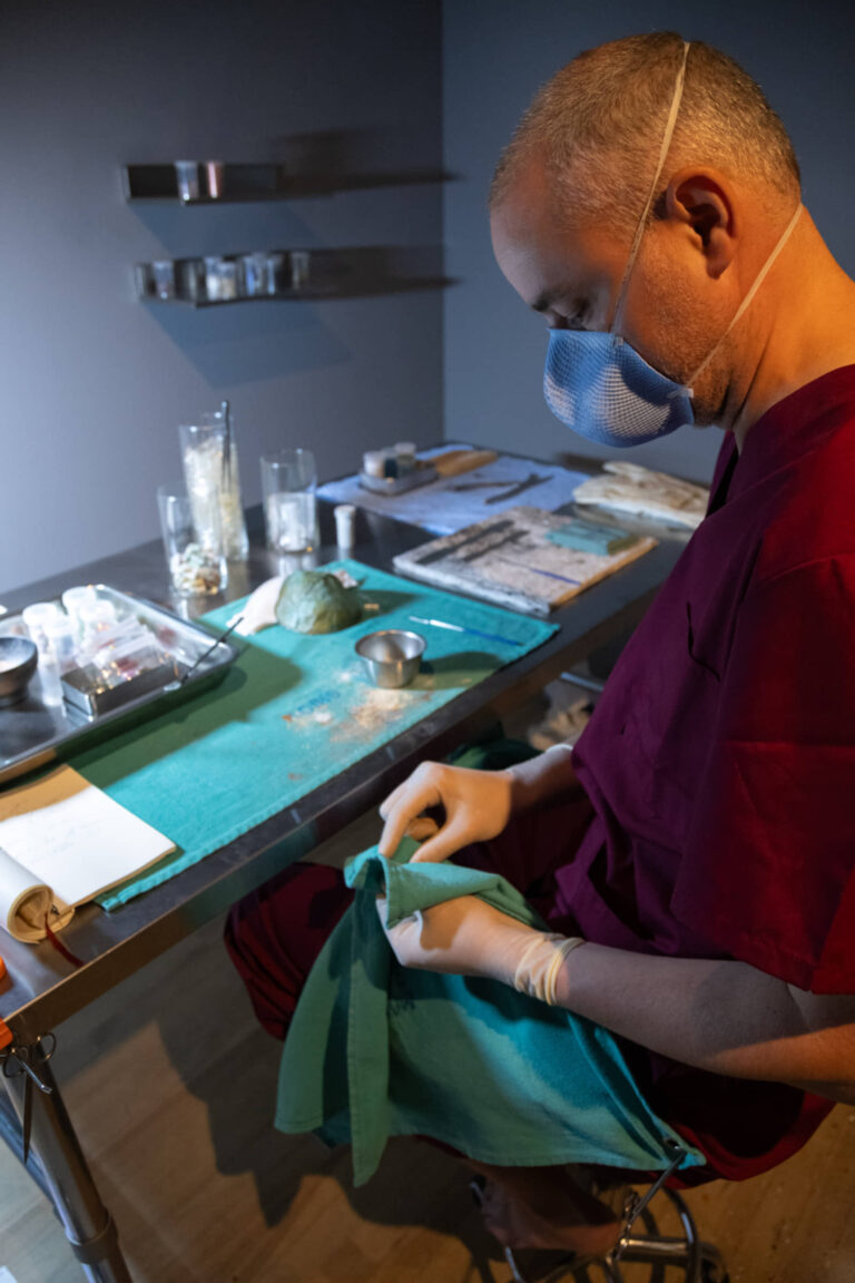 Yannick De Serre, fabrication et partage de capsules médicamenteuses dans son installation-laboratoire La guérison pour faim, EXPRESSION, 23 août (2 heures) et 20 septembre (3 heures) 2025. Photo : Annie France Leclerc
