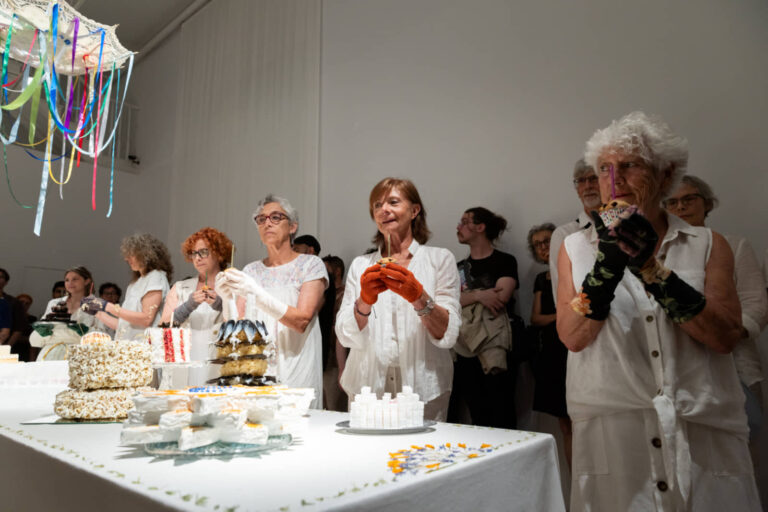 Laura Bayet et Thérèse Chabot, action performative, EXPRESSION, 22 juin 2025, durée : 15 min. Photo : Josée Lecompte