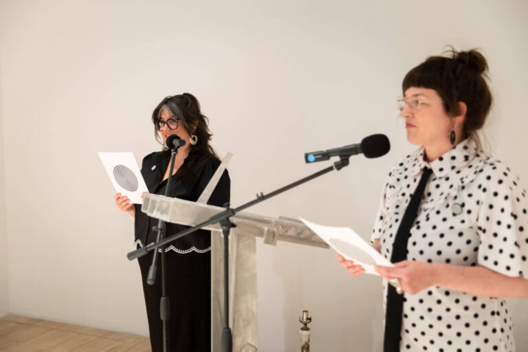 Actions rituelles, conférence performative et gestes de gratitude des commissaires, ORANGE – Faim de rituel, EXPRESSION, église et cour du monastère, journées d’OUVERTURE, TOUJOURS LE CŒUR et FERMETURE, 22 juin, 23 août et 20 septembre 2025. Photo : Josée Lecompte