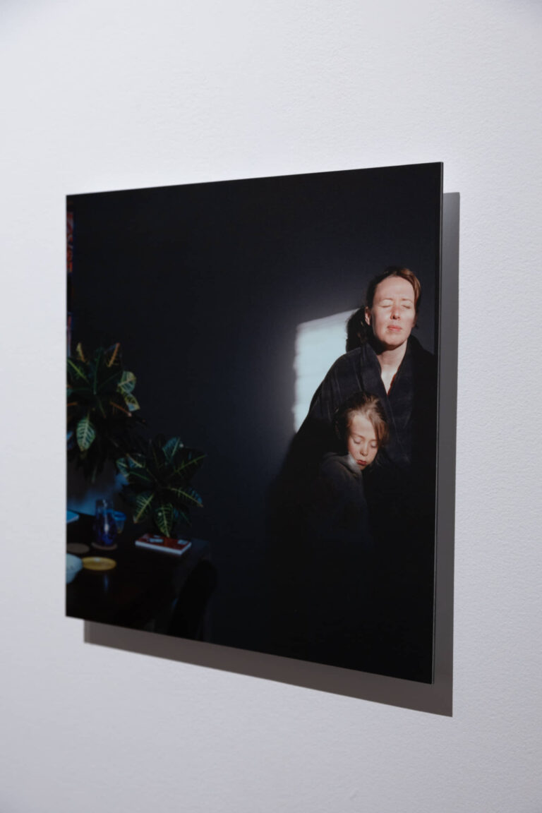 Kate Hutchinson, Printemps (gauche) et Automne (droite), de la série Seasons of Separation, 2017-2020, impressions jet d'encre marouflées sur aluminium, 50 x 50 pouces et 10 x 10 pouces. Photo : Annie France Leclerc