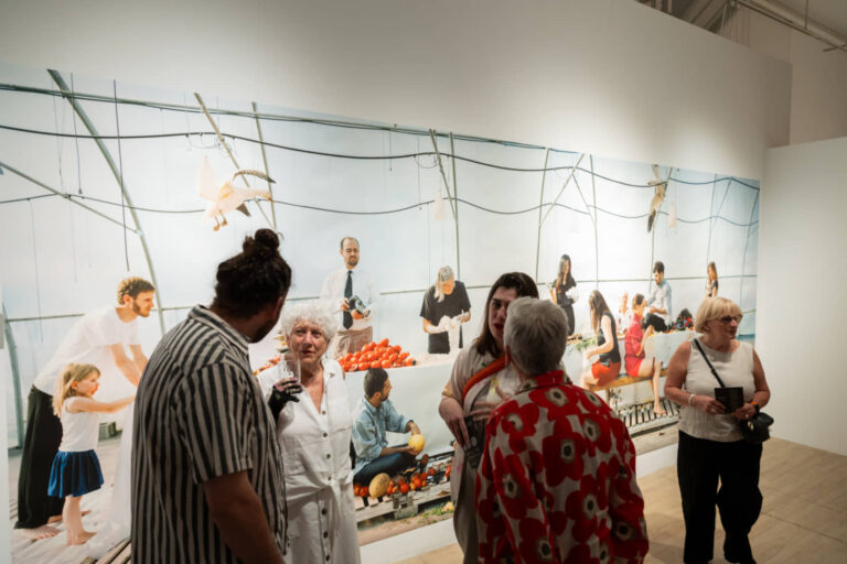 Jacynthe Carrier, Pièces montées, 2014-2025, installation d’une fresque photographique, impression jet d’encre, 90 x 228 pouces. Photo : Josée Lecompte