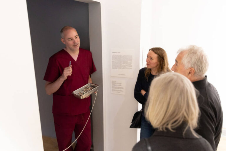 Yannick De Serre, fabrication et partage de capsules médicamenteuses dans son installation-laboratoire La guérison pour faim, EXPRESSION, 23 août (2 heures) et 20 septembre (3 heures) 2025. Photo : Josée Lecompte