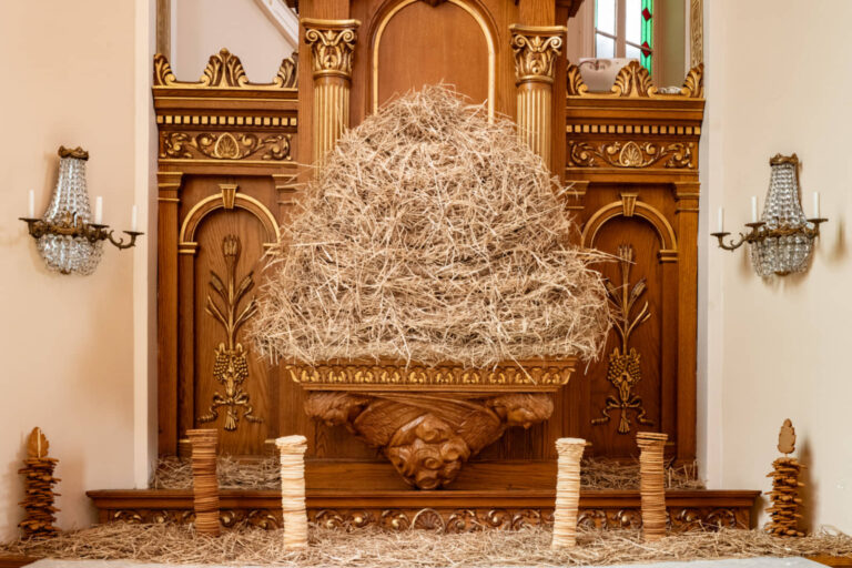 Sarah Thibault, Nos gestes engrangés, 2025, installation in situ, gâteau à la vanille, biscuit, pain, paille. Photo : Paul Litherland