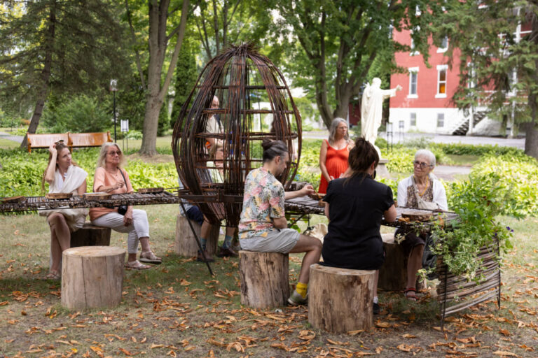 André Boisvert, Vivre à table, 2025, sculpture rassembleuse, métal recyclé, tige de saule, fines herbes et fleurs comestibles.