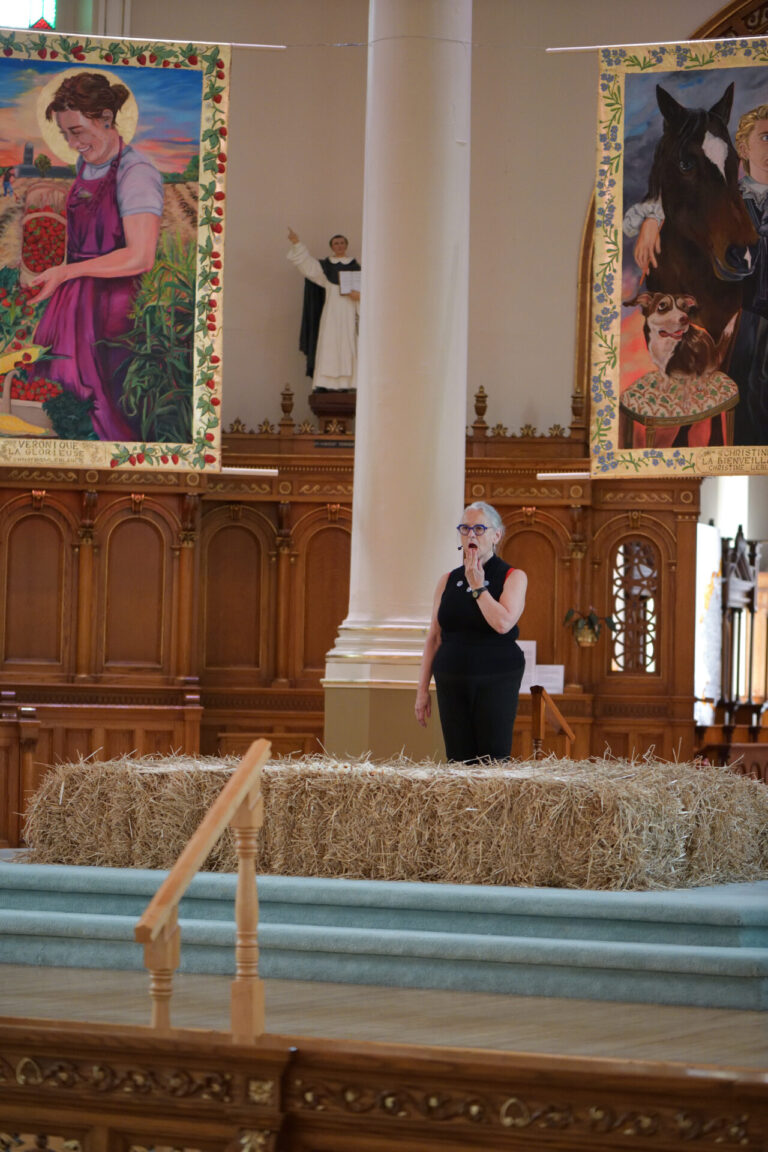Sylvie Tourangeau, Le rituel est à nous, conférence performative participative, église, 12 juillet 2025, 40 min. Photo : Étienne Boucher