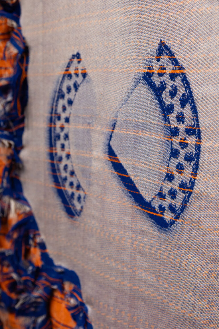 Agathe Dessaux, 300, rue de l’Égalité, 2025, installation, textile et porcelaine, tissage Jacquard, fils de coton, assiettes du service à vaisselle de son enfance, perles de verre. Photo : Annie France Leclerc