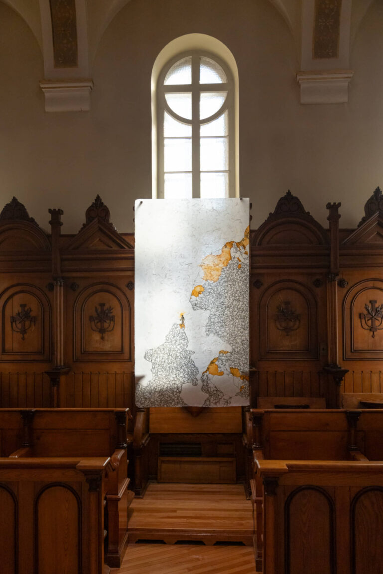 Farzaneh Rezaei, Offrande au safran (détail), 2025, dessin, encre et pigment naturel du safran sur papier japonais. Photo : Annie France Leclerc