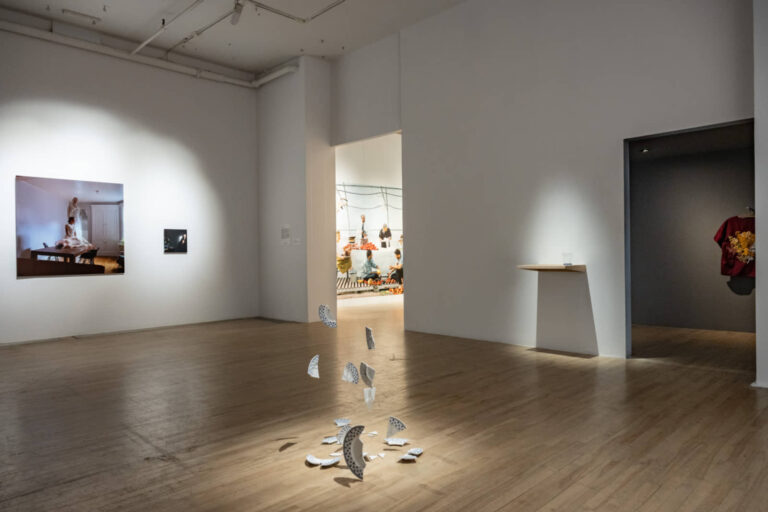 Kate Hutchinson, Printemps (gauche) et Automne (droite), de la série Seasons of Separation, 2017-2020, impressions jet d'encre marouflées sur aluminium, 50 x 50 pouces et 10 x 10 pouces. Photo : Paul Litherland (de droite à gauche : Jacynthe Carrier, Agathe Dessaux, Yannick De Serre)