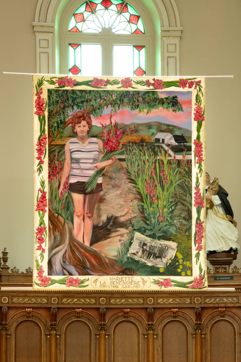 Christine LeBlanc, Les icônes au féminin – le rituel dans le milieu agricole, 2025, huile et feuille d’or sur trois toiles non montées, 6 x 8 pieds chacune. Photo : Paul Litherland