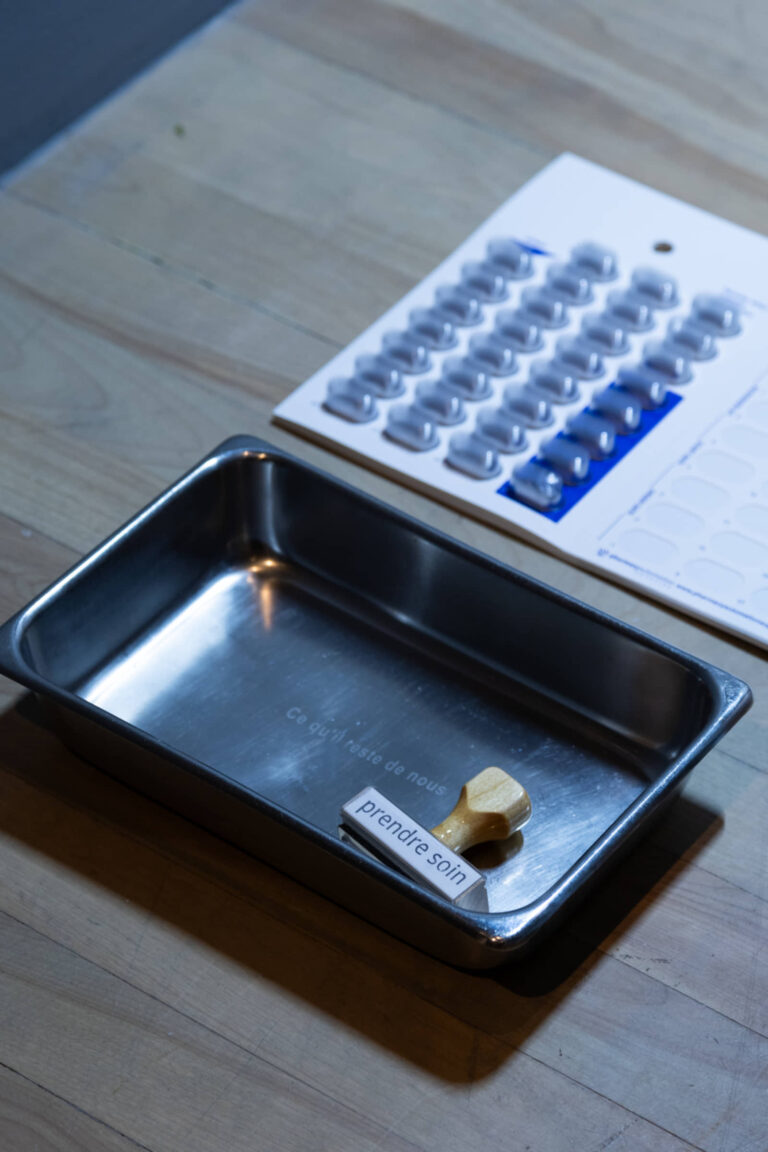 Yannick De Serre, La guérison pour faim, 2025, installation-laboratoire performatif et évolutif, matériaux artistiques et accessoires médicaux divers. Photo : Annie France Leclerc