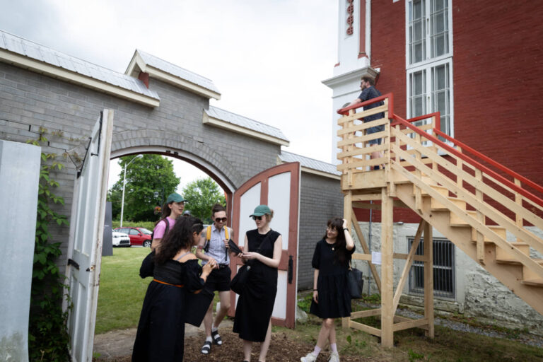 La Famille Plouffe, R’monter en haut!, 2025, installation en nature, poêle à bois, escalier, objets rencontrés et apprivoisés. Photo : Josée Lecompte