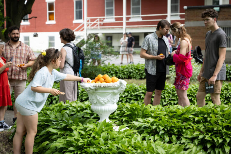 Actions rituelles, conférence performative et gestes de gratitude des commissaires, ORANGE – Faim de rituel, EXPRESSION, église et cour du monastère, journées d’OUVERTURE, TOUJOURS LE CŒUR et FERMETURE, 22 juin, 23 août et 20 septembre 2025. Photo : Josée Lecompte
