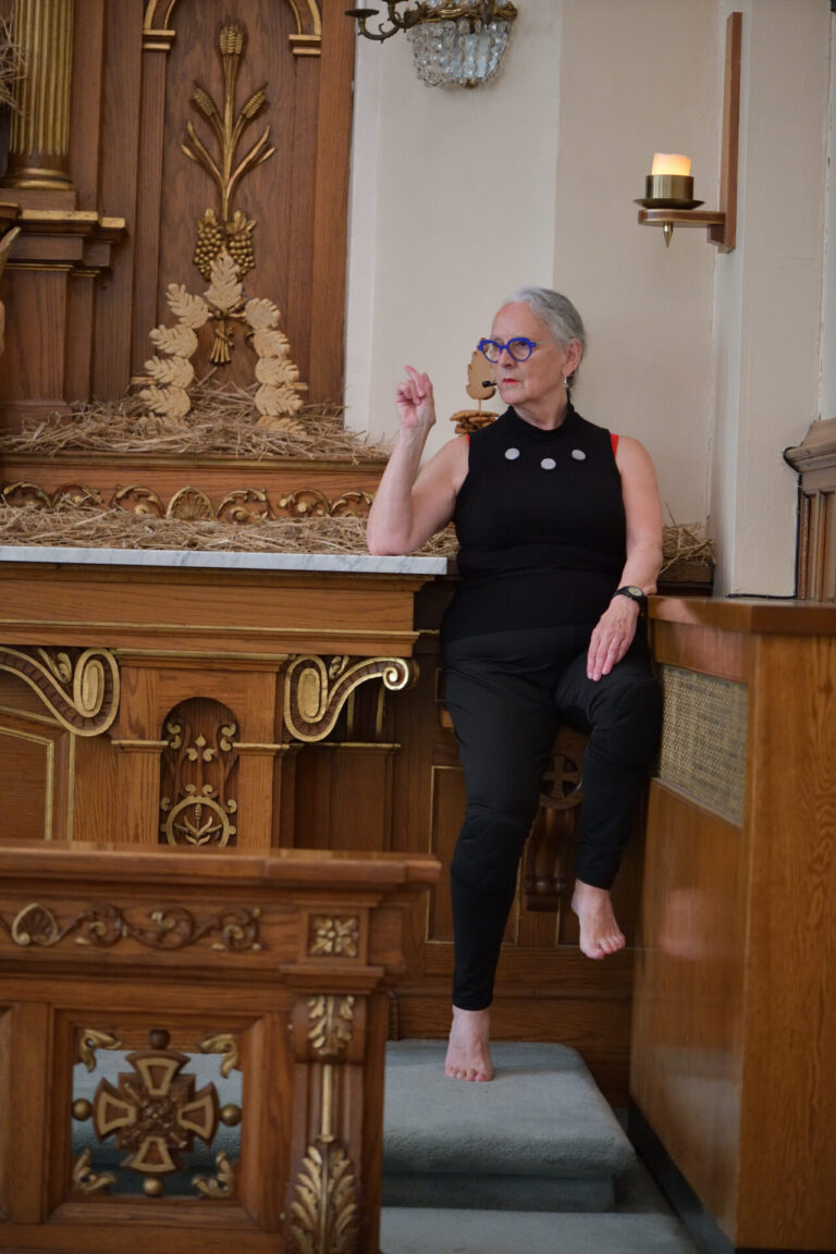 Sylvie Tourangeau, Le rituel est à nous, conférence performative participative, église, 12 juillet 2025, 40 min. Photo : Étienne Boucher