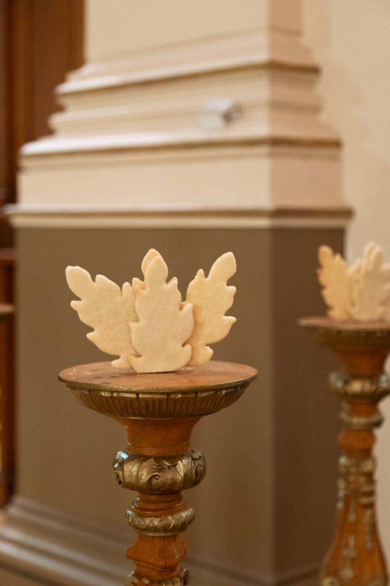 Sarah Thibault, Nos gestes engrangés, 2025, installation in situ, gâteau à la vanille, biscuit, pain, paille. Photo : Annie France Leclerc