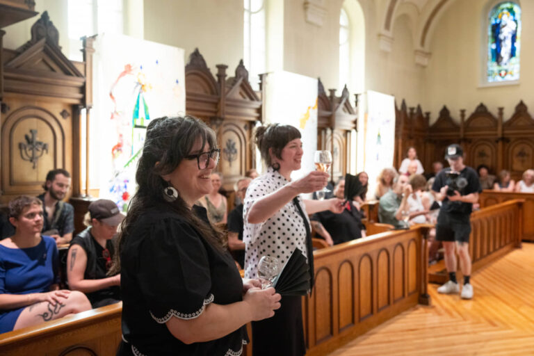 Actions rituelles, conférence performative et gestes de gratitude des commissaires, ORANGE – Faim de rituel, EXPRESSION, église et cour du monastère, journées d’OUVERTURE, TOUJOURS LE CŒUR et FERMETURE, 22 juin, 23 août et 20 septembre 2025. Photo : Josée Lecompte