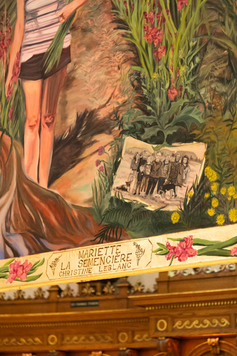 Christine LeBlanc, Les icônes au féminin – le rituel dans le milieu agricole, 2025, huile et feuille d’or sur trois toiles non montées, 6 x 8 pieds chacune. Photo : Annie France Leclerc