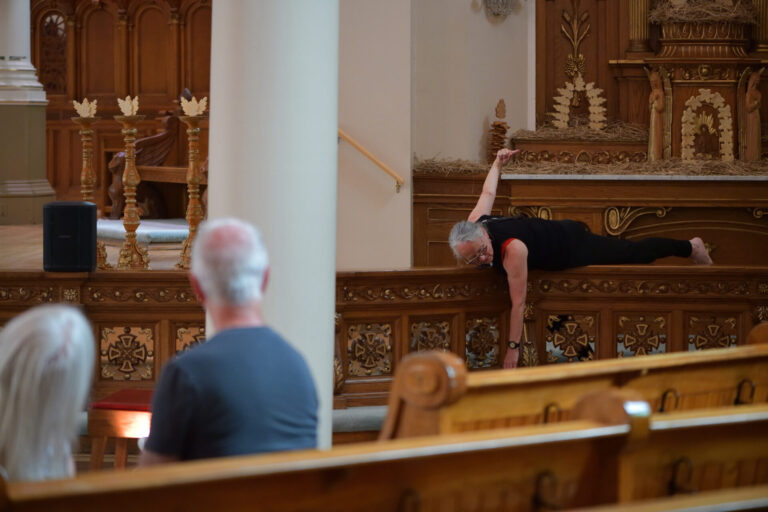 Sylvie Tourangeau, Le rituel est à nous, conférence performative participative, église, 12 juillet 2025, 40 min. Photo : Étienne Boucher