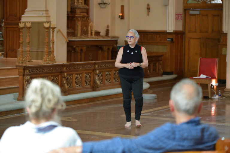 Sylvie Tourangeau, Le rituel est à nous, conférence performative participative, église, 12 juillet 2025, 40 min. Photo : Étienne Boucher