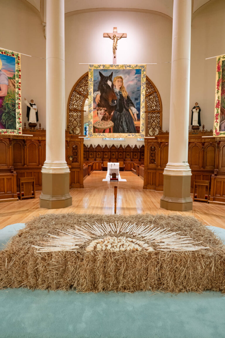 Sarah Thibault, Nos gestes engrangés, 2025, installation in situ, gâteau à la vanille, biscuit, pain, paille. Photo : Paul Litherland