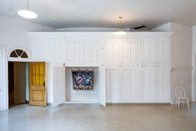 Mathilde Demoli, Tête de biche, 2022-2025, installation dans la sacristie de l’église, sculpture et taxidermie. Photo : Paul Litherland