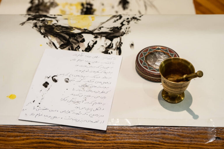 Farzaneh et Mancy Rezaei, Offrande au safran, 2025, six dessins, trois par sœur, encre et pigment naturel du safran sur papier japonais (Farzaneh), encre et gouache sur papier japonais (Mancy). Au sol le résultat d’une performance réalisée à l’église lors de l’OUVERTURE le 22 juin 2025. Photo : Paul Litherland (vues d’ensemble et partielle)
