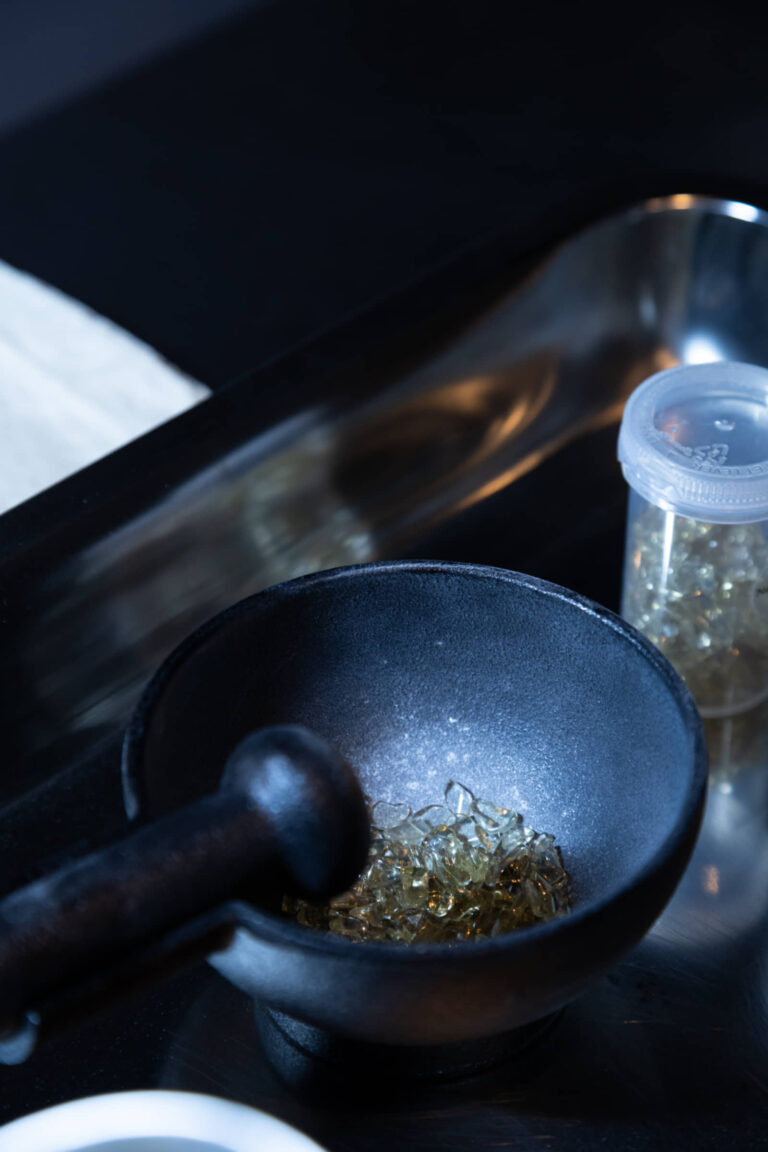 Yannick De Serre, La guérison pour faim, 2025, installation-laboratoire performatif et évolutif, matériaux artistiques et accessoires médicaux divers. Photo : Annie France Leclerc