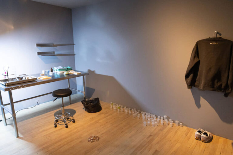 Yannick De Serre, La guérison pour faim, 2025, installation-laboratoire performatif et évolutif, matériaux artistiques et accessoires médicaux divers. Photo : Josée Lecompte