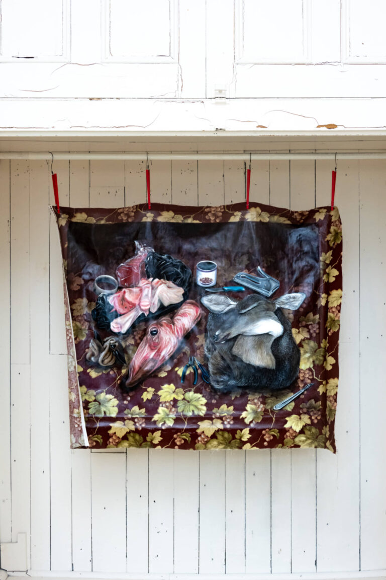 Mathilde Demoli, Tête de biche, 2022-2025, installation dans la sacristie de l’église, sculpture et taxidermie. Photo : Paul Litherland