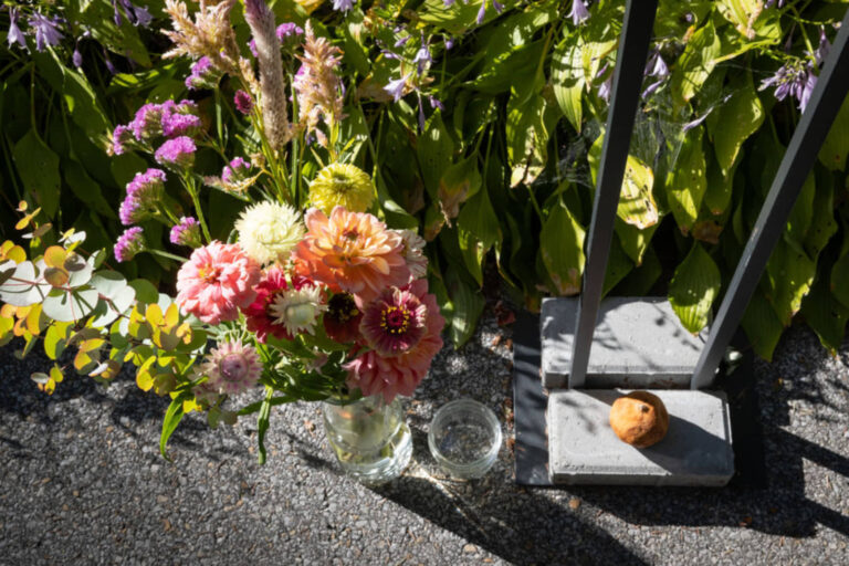 Actions rituelles, conférence performative et gestes de gratitude des commissaires, ORANGE – Faim de rituel, EXPRESSION, église et cour du monastère, journées d’OUVERTURE, TOUJOURS LE CŒUR et FERMETURE, 22 juin, 23 août et 20 septembre 2025. Photo : Josée Lecompte